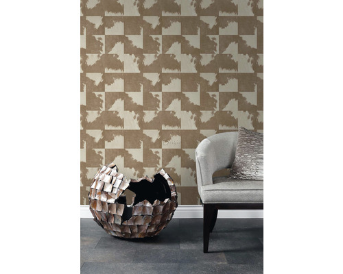 Obývací pokoj s vzorovanou tapetou, křeslem a dekoračním objektem