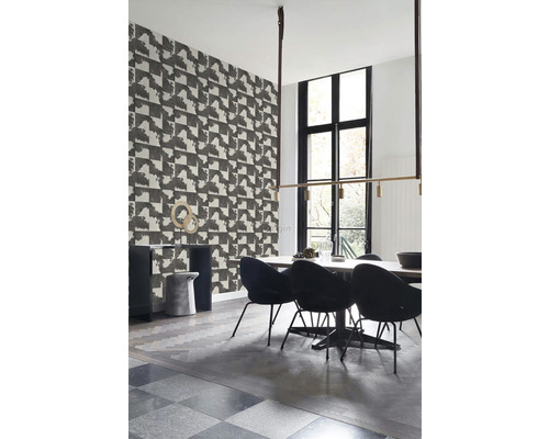 Jídelna s vzorovanou tapetou, jídelním stolem a židlemi.