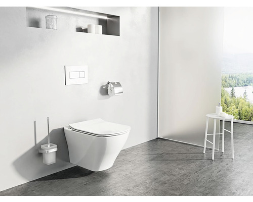 Moderní koupelna se závěsným WC, WC štětkou, držákem toaletního papíru a úložnými přihrádkami