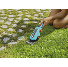 Akumulátorové nůžky na trávu Gardena při stříhání trávy