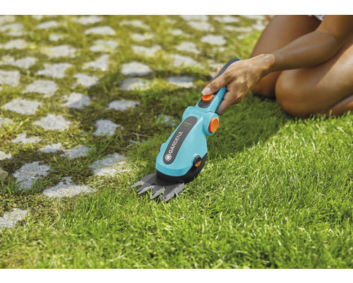 Akumulátorové nůžky na trávu Gardena při stříhání trávy