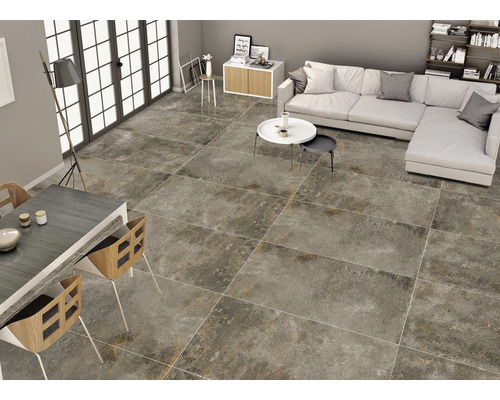 Obývací pokoj s dlažbou, jídelním stolem, židlemi a pohovkou