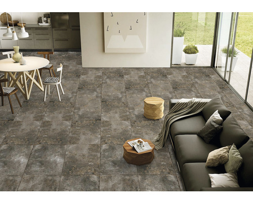 Světlý obývací pokoj s velkoformátovou dlažbou, posezením a jídelním koutem.