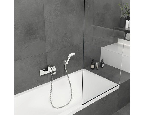 Koupelna s vanou, sprchovou zástěnou a baterií