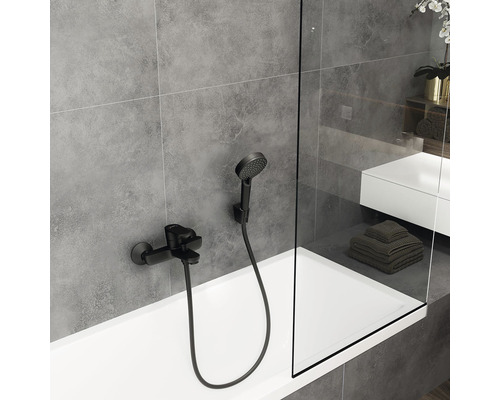 Koupelna s černou armaturou, ruční sprchou a vanovou zástěnou