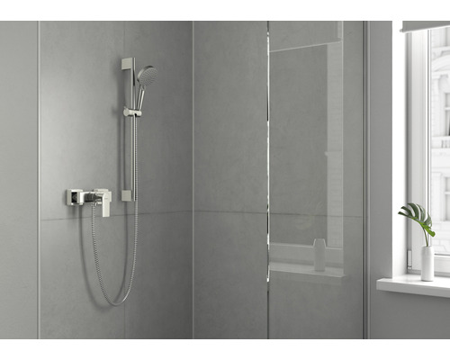 Sprchová armatura s ruční sprchou a sprchovou zástěnou v koupelně