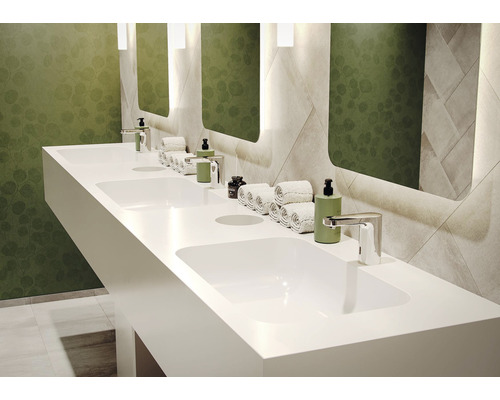 Koupelna s umyvadly, bateriemi, ručníky a zrcadly