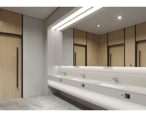 Světlá koupelna s umyvadly, zrcadlem a dřevěnými dveřmi