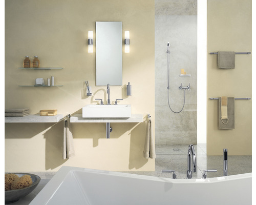 Koupelna s umyvadlem, zrcadlem, sprchou a vanou