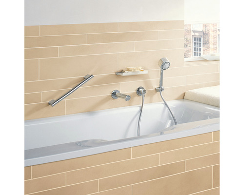 Koupelna s vanou, madlem, miskou na mýdlo, sprchovým setem a obklady