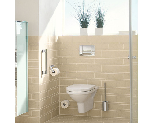 Moderní koupelna s závěsným WC, ovládací deskou, toaletním kartáčem a držákem na papír