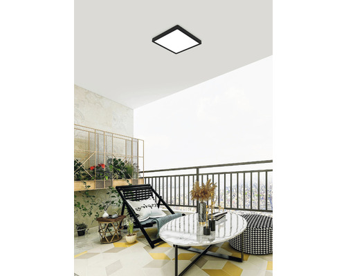 Terasa s čtvercovým stropním svítidlem, židlí a stolem