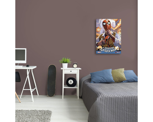 Dekorace pokoje s nástěnnou malbou Spidermana nad postelí.