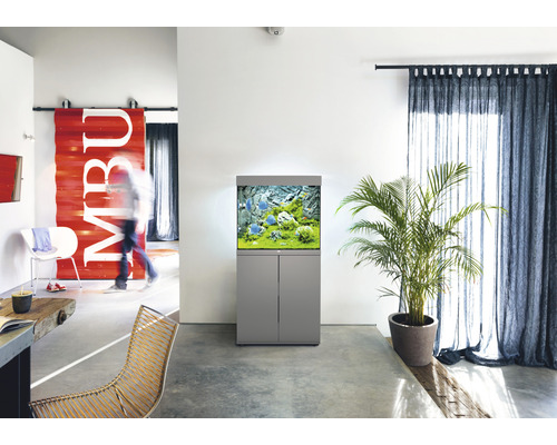 Obývací pokoj s akváriem na skříňce, pokojovou rostlinou a závěsy