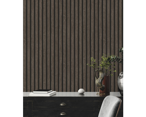 Dekorativní stěna s dřevěnými panely a nábytkem v interiéru