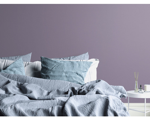 Ložnice s postelí, polštáři a nočním stolkem