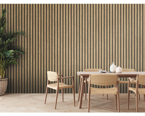 Jídelna s dřevěnými stěnovými panely, jídelním stolem a proutěnými židlemi