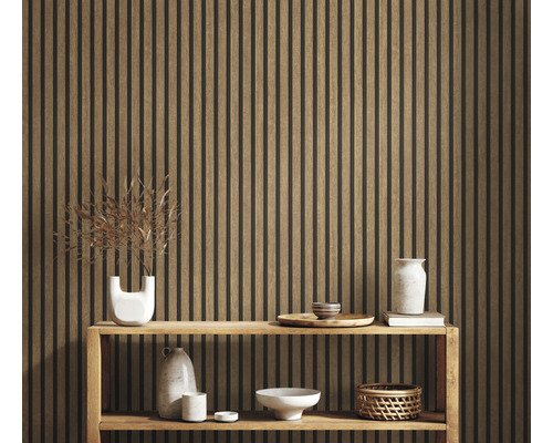 Pohled na pokoj s dřevěným obkladem stěn a dekorativními prvky na polici