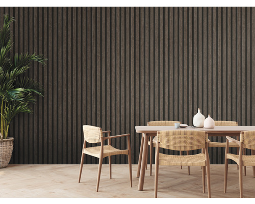 Jídelna s dřevěnými stěnovými panely, jídelním stolem a židlemi