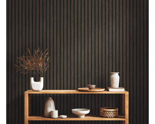 Pokoj s dřevěnou obkladovou stěnou, policí a dekorativními předměty.