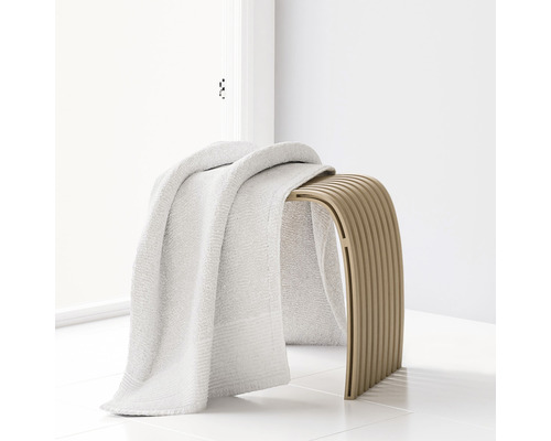 Ručník na koupelnové stoličce v koupelně