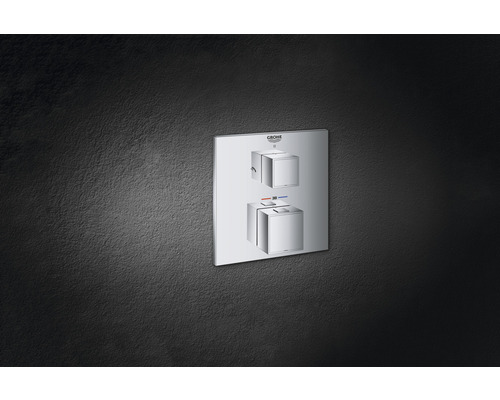 Logo Grohe. Podomítkový termostat se dvěma čtvercovými ovládacími prvky pro sprchu.