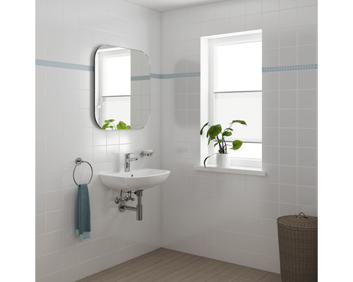 Světlá koupelna s umyvadlem, zrcadlem a držákem na ručníky