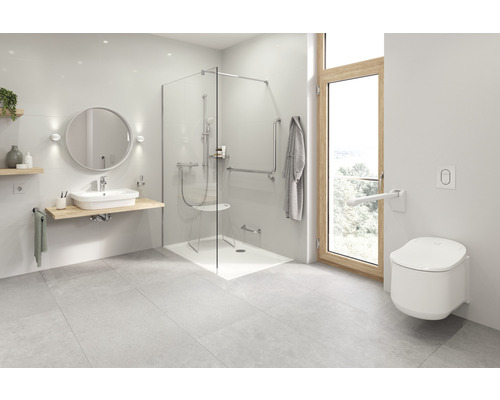 Bezbariérová koupelna se sprchou, toaletou, umyvadlem a madly