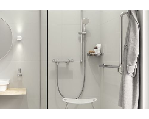 Světlá koupelna se sprchou, sprchovou stoličkou, madlem a županem