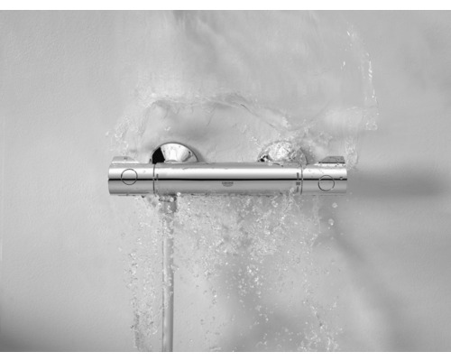 Nástěnný sprchový termostat s proudem vody