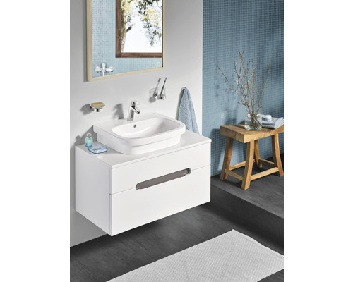 Koupelna s umyvadlem, skříňkou pod umyvadlo a zrcadlem