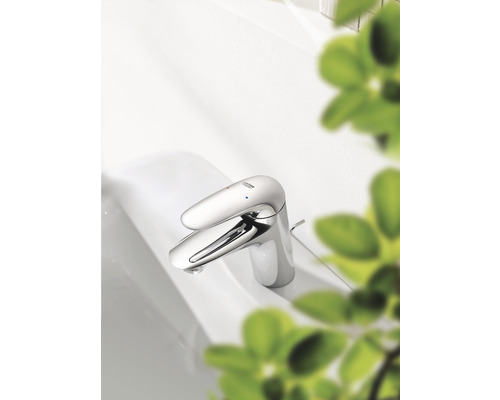 Umyvadlová baterie z kovu na umyvadle