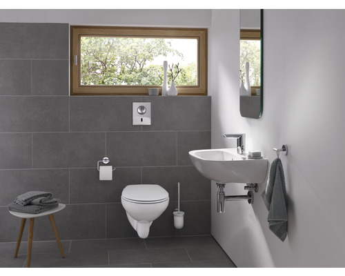 Moderní koupelna s toaletou, umyvadlem a šedými obklady