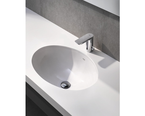 Fotografie umyvadla na desku s vodovodní baterií na desce