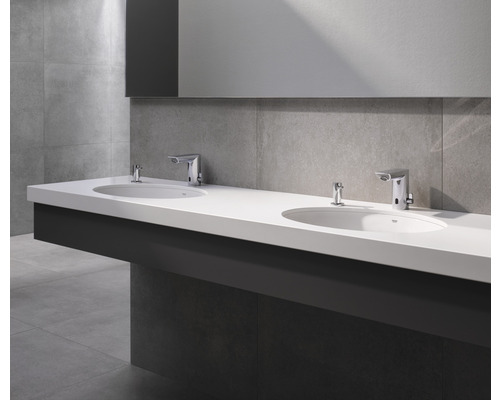 Dvě umyvadla s bateriemi na umyvadlové desce v koupelně