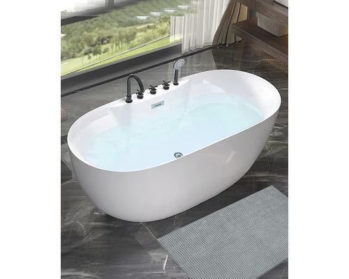 Volně stojící vana naplněná vodou v koupelně.