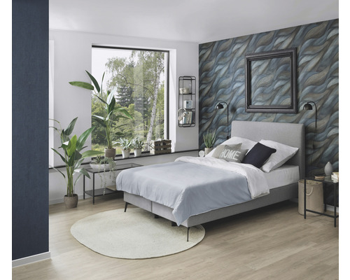 Ložnice s postelí, nočními stolky, dekoracemi a strukturovanými tapetami