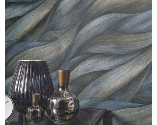 Dekorativní tapeta s vlnitým vzorem a vázy na stole