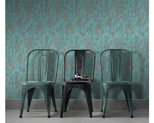 Scéna se vzorovanou tapetou a třemi kovovými židlemi