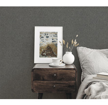 Scéna s dřevěným nočním stolkem, dekorací a nástěnnou tapetou