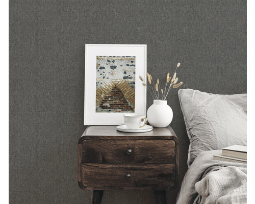 Scéna s dřevěným nočním stolkem, dekorací a nástěnnou tapetou