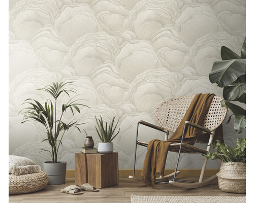 Obývací pokoj se vzorovanou tapetou, houpacím křeslem a pokojovými rostlinami pro útulnou atmosféru