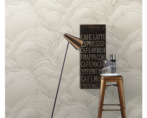 Pohled do místnosti s tapetou, stojací lampou, obrazem a barovou stoličkou