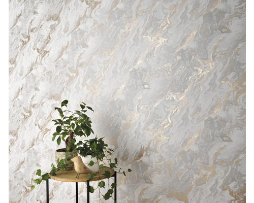 Nástěnná dekorace s tapetou s mramorovou strukturou a pokojovými rostlinami na stole