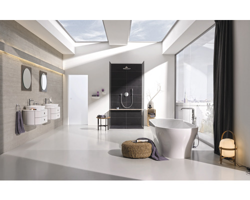 Koupelna s vanou, sprchou, umyvadly a střešním oknem pro denní světlo