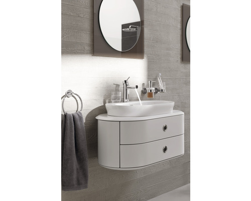 Moderní koupelna s umyvadlovou skříňkou, umyvadlem na desku a zrcadlem