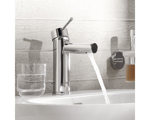 Jednopáková baterie v koupelně s tekoucí vodou