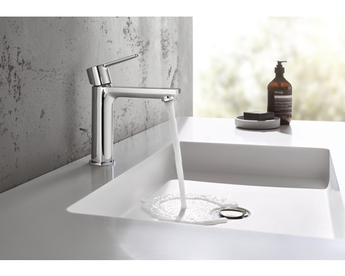 Moderní koupelna s umyvadlem na desku a vodovodní baterií