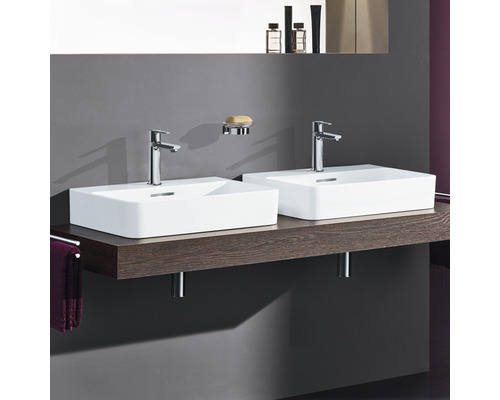 Koupelna se dvěma obdélníkovými umyvadly na desku, bateriemi a dřevěnou umyvadlovou deskou