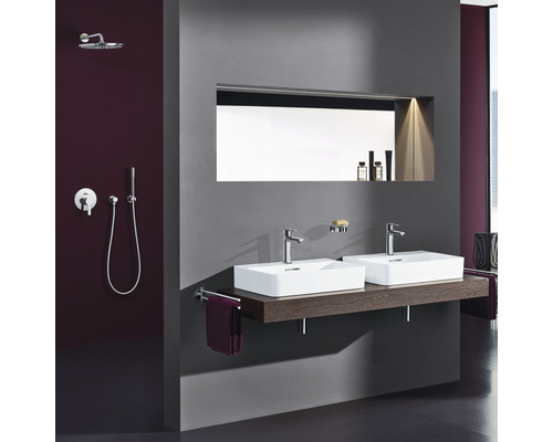 Koupelna se dvěma umyvadly, zrcadlem, držákem na ručníky a sprchou